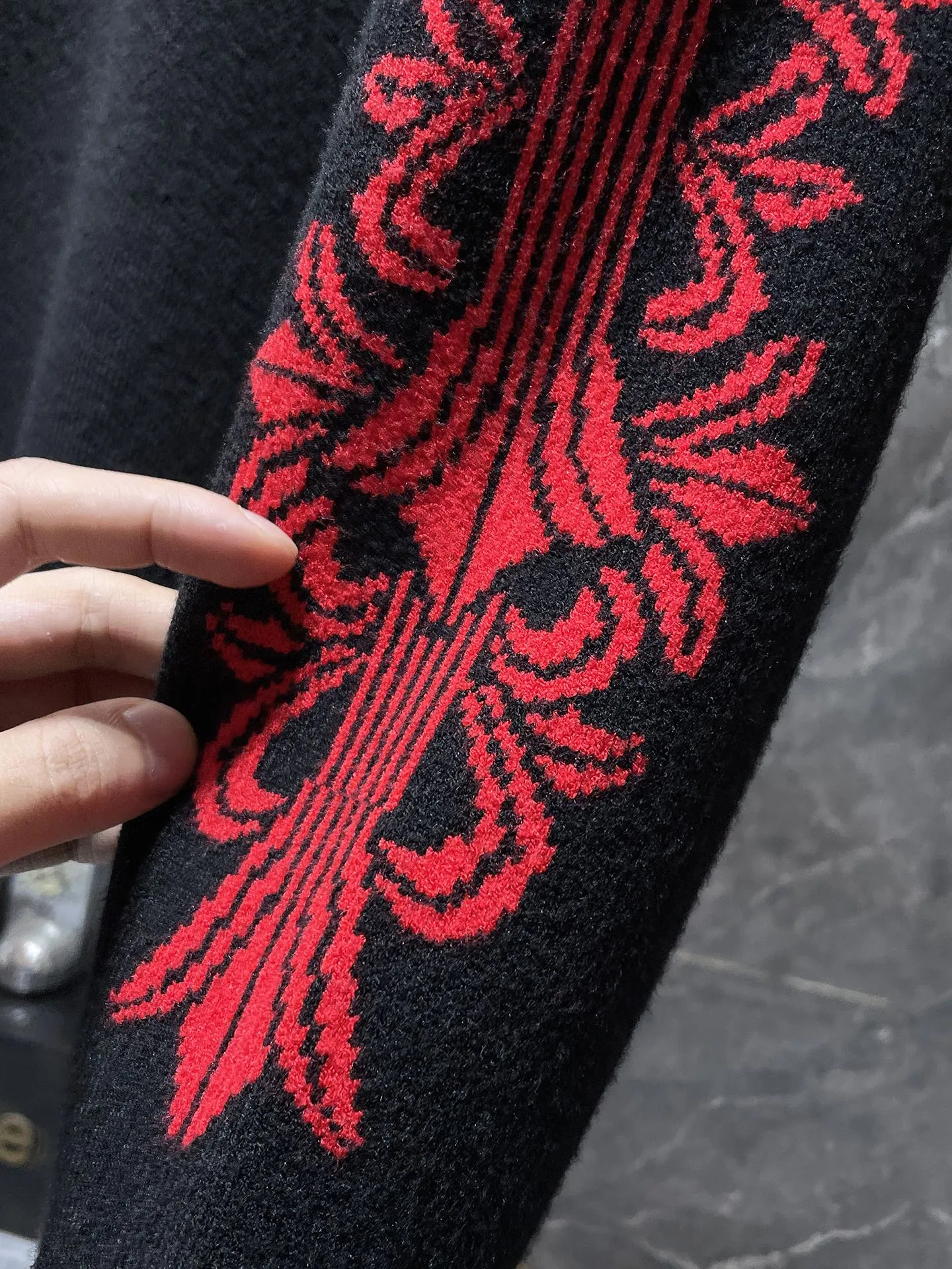 P256 Chrome Hearts 🍁Autumn and winter sweater series🍁 New autumn and winter red cross patent leather red flower arm sweater. Selected high-quality wool blended knitted high-quality fabrics. Embroidery➕leather. Non-market ordinary version. Recommended color: black